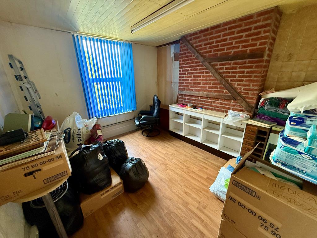 Lot: 1 - FOUR-BEDROOM HOUSE FOR IMPROVEMENT - Bedroom one